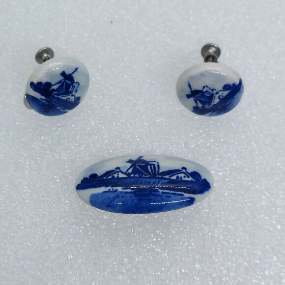 Vintage Delft Blue Ceramic Brooch and Screwback Earring Set Windmill‎ Scene - Picture 2 of 6